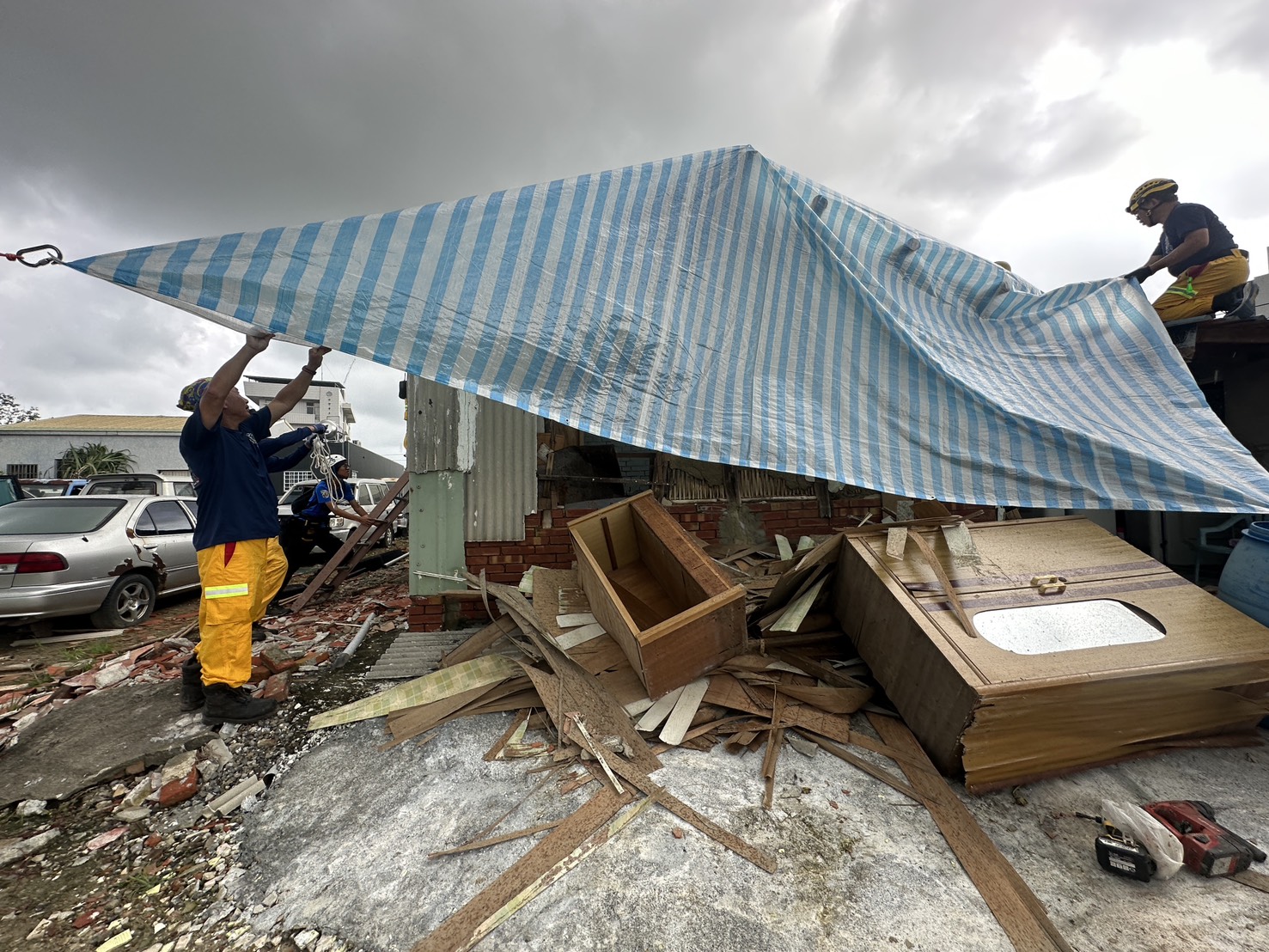 多圖／時間賽跑、風雨中行動　高雄搜救隊跨縣出擊救災