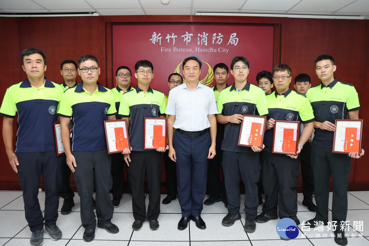 消防局長李世恭頒發感謝狀，向這群堅守第一線、守護市民生命安全的救護英雄致意。