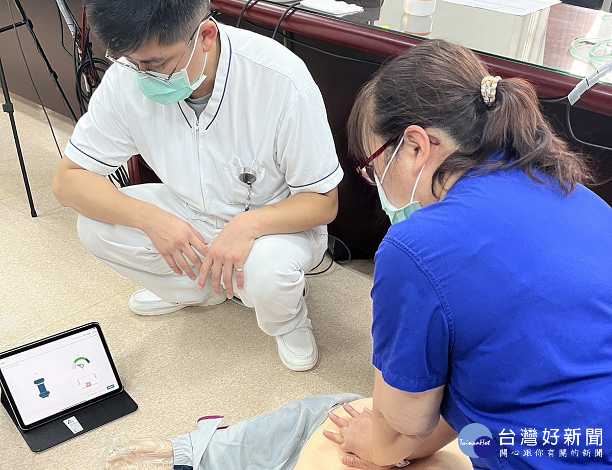 學員進行胸外按壓操作並觀察QCPR即時壓胸回饋畫面。(桃療提供)