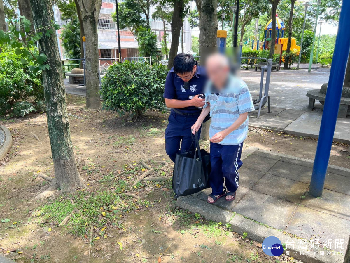 老翁外出癱坐公園平鎮暖警即時馳援助返家。