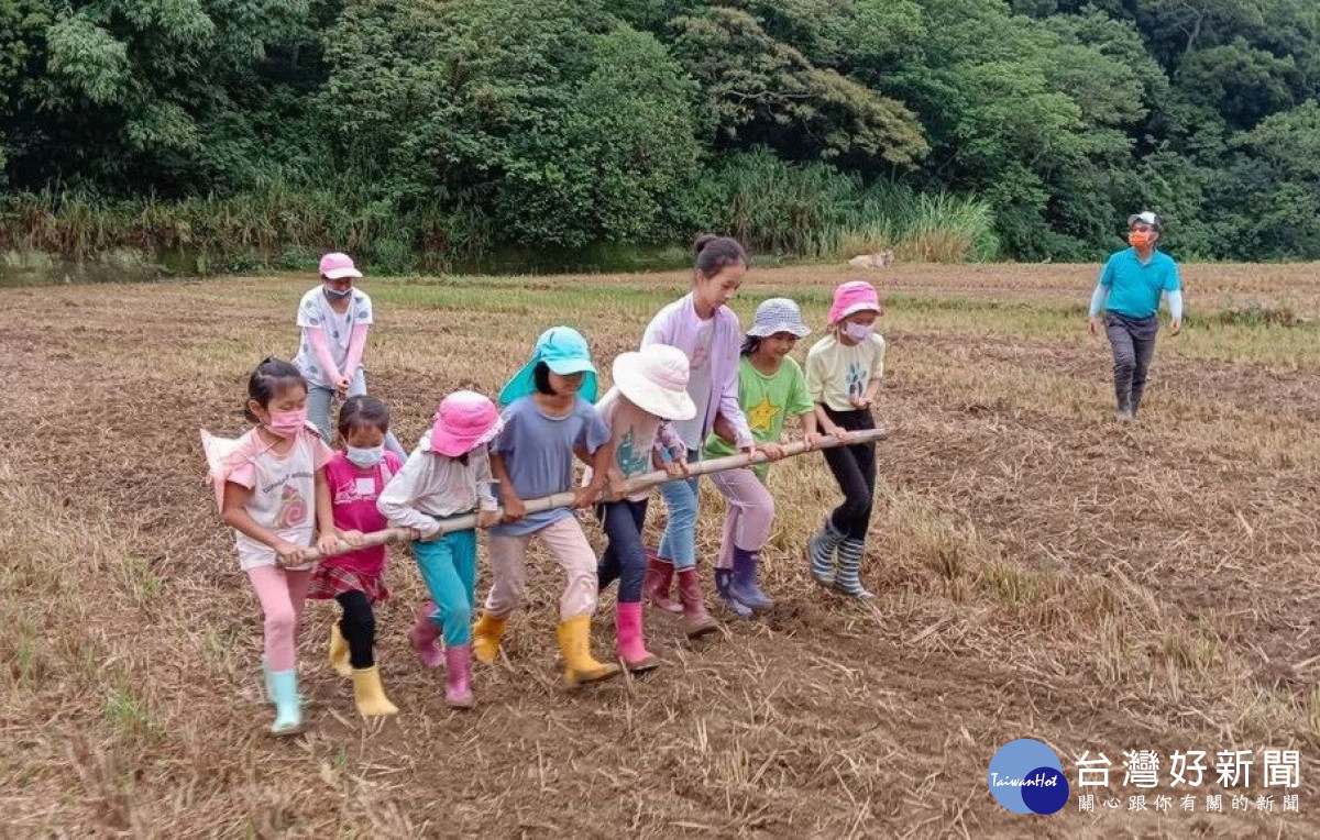 新竹縣臺灣耕牛文化協會推出「牛耕小旅行」體驗農村生活，享受探索大自然。