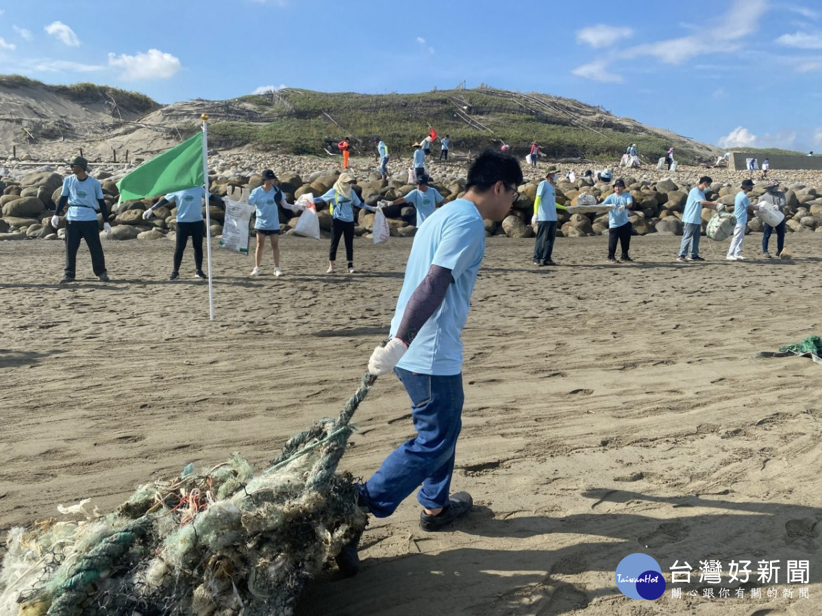 苗栗縣社團法人海線一家親環保協會推出「海洋環境教育遊程」透過淨灘認識海廢,一起用行動愛護海洋愛護地球。