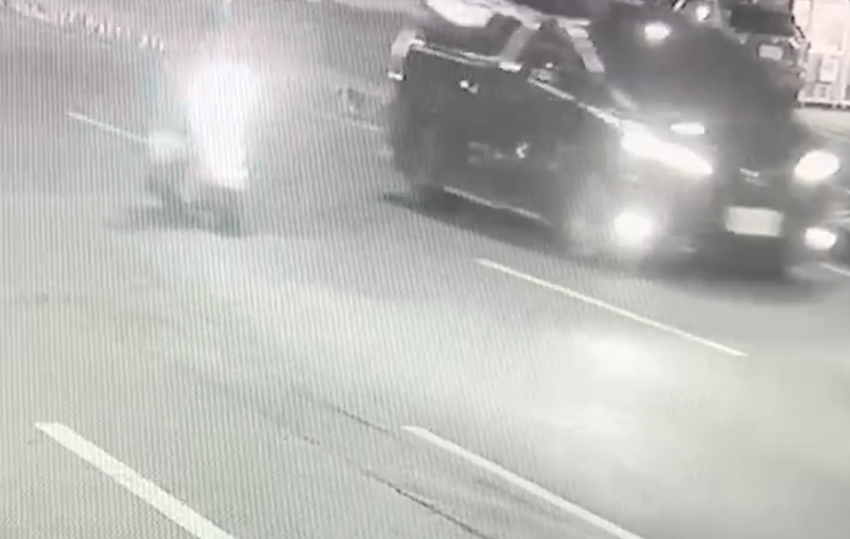 鳳梨座車行經嘉義市博愛路二段時遭騎機車男子持槍射擊／民眾提供