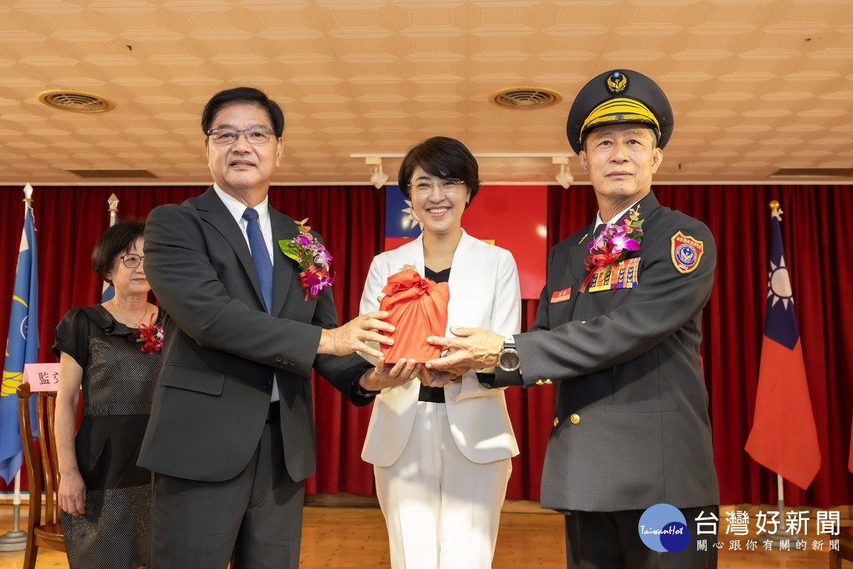 許淑華縣長為消防局長卸新任監交。（縣府提供）