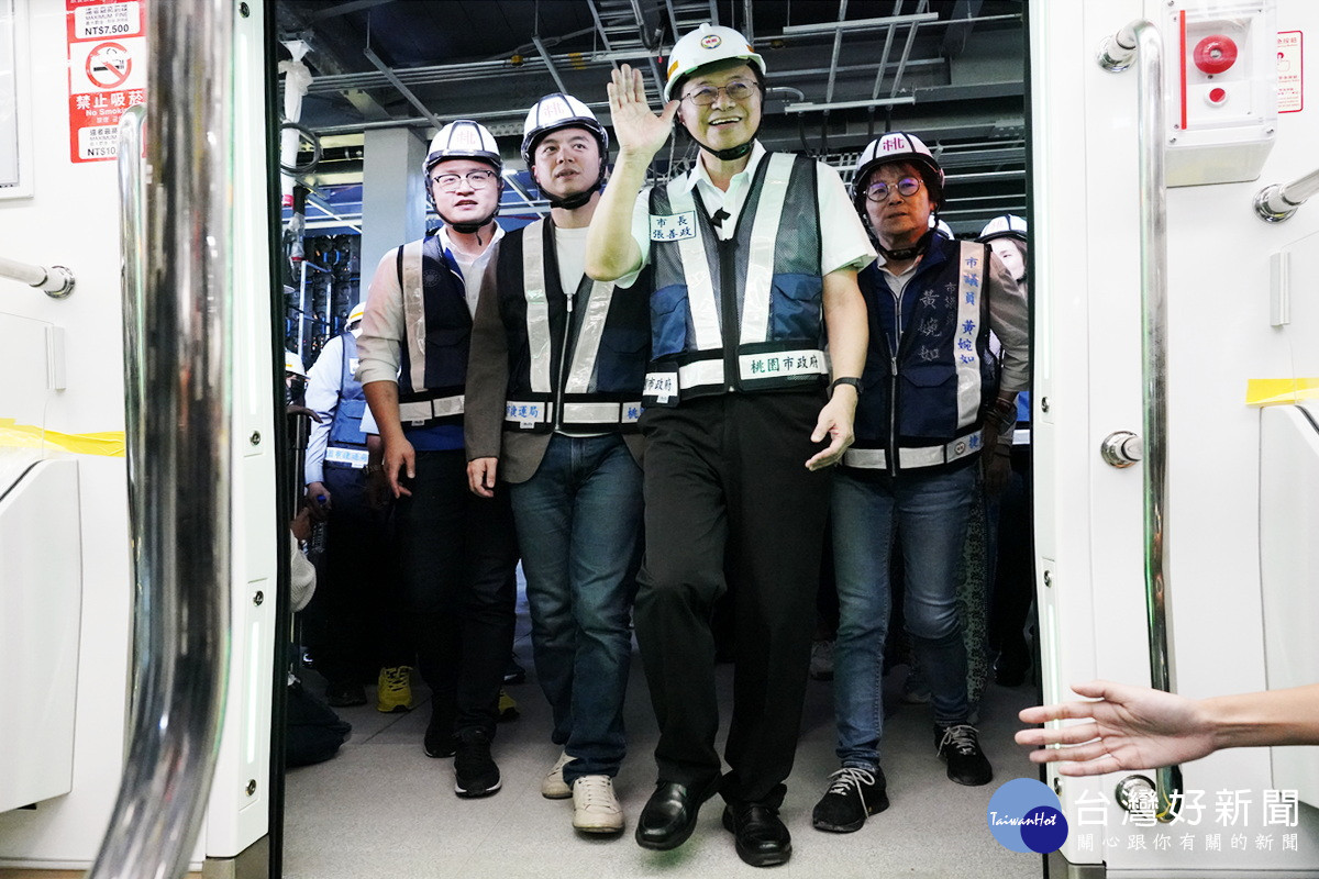 桃園市長張善政進入桃園捷運綠線列車進行駛入主線高架橋測試。<br /><br />