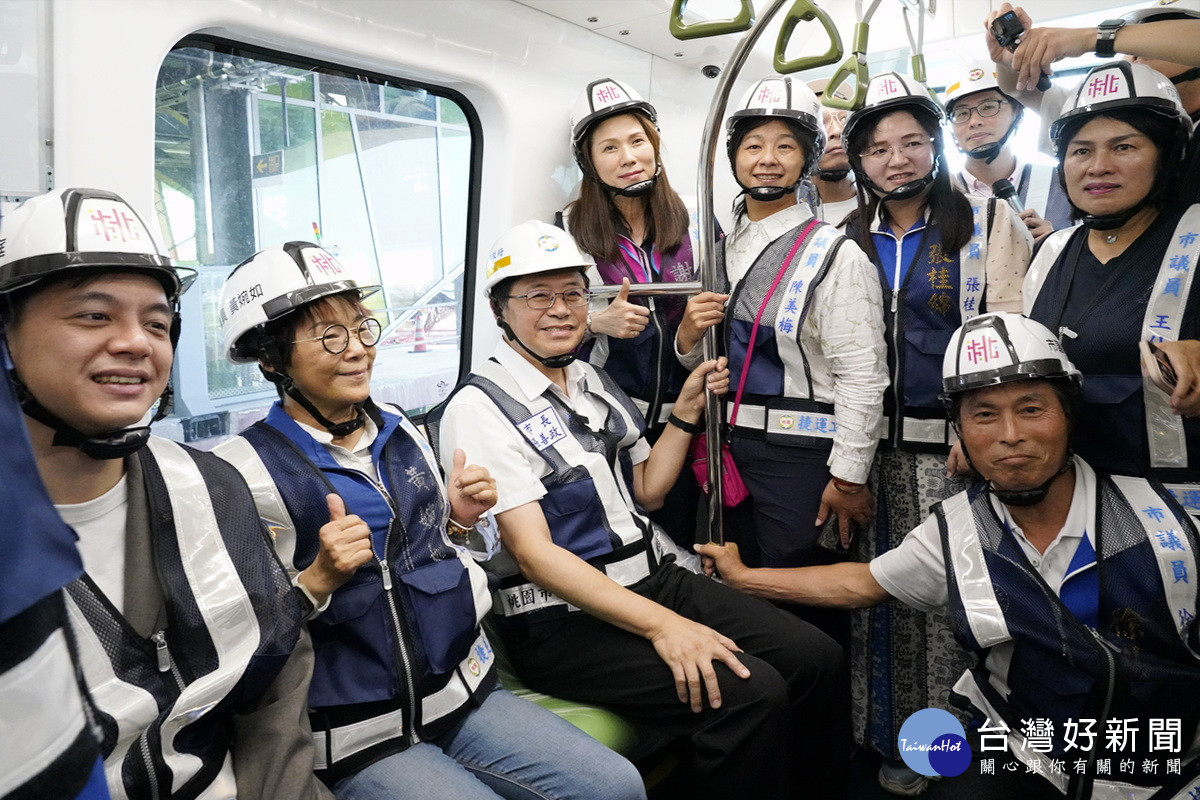 桃園市長張善政與議員們一起搭乘桃園捷運綠線列車,進行駛入主線高架橋測試。<br /><br />