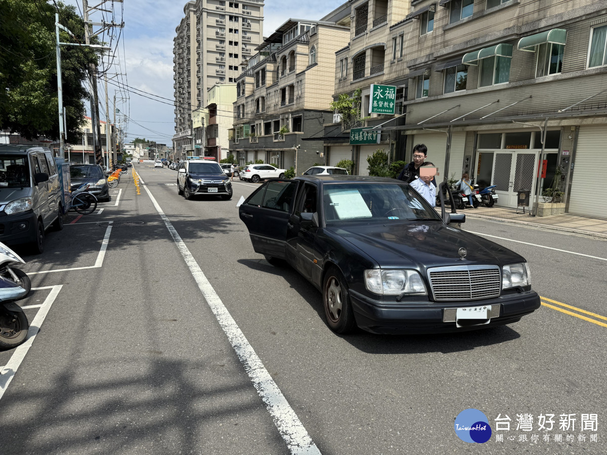 警員協助駕駛將車輛推至路邊安全處。