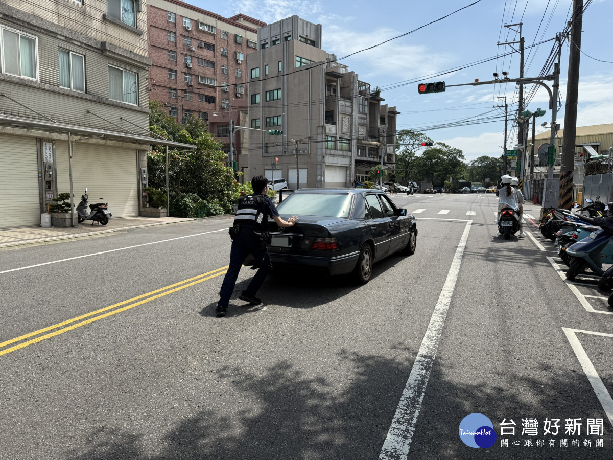 警員協助駕駛將車輛推至路邊安全處。