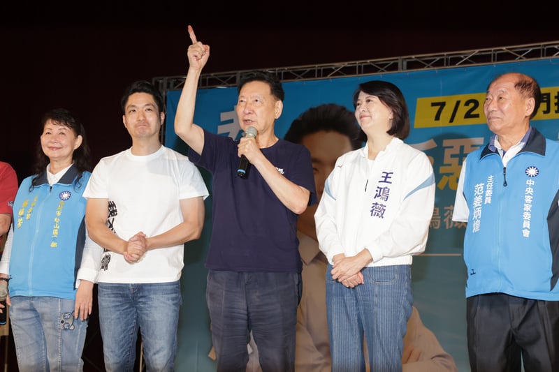 國民黨立委王鴻薇(右2)12日舉辦反罷後援會成立大會,趙少康(中)出席力挺。中央社