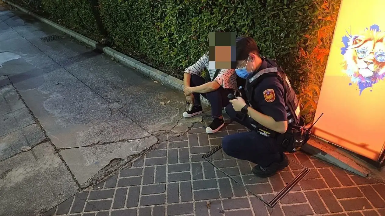 女騎士心臟劇痛狂跳-巡警掏出懷中一物與死神拔河