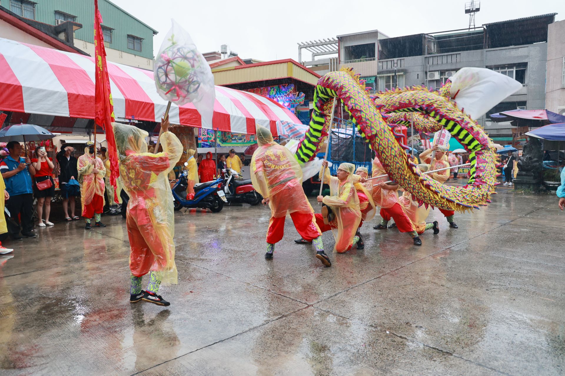 南投城隍遶境風雨無阻 國際陣頭進駐廟會熱鬧登場