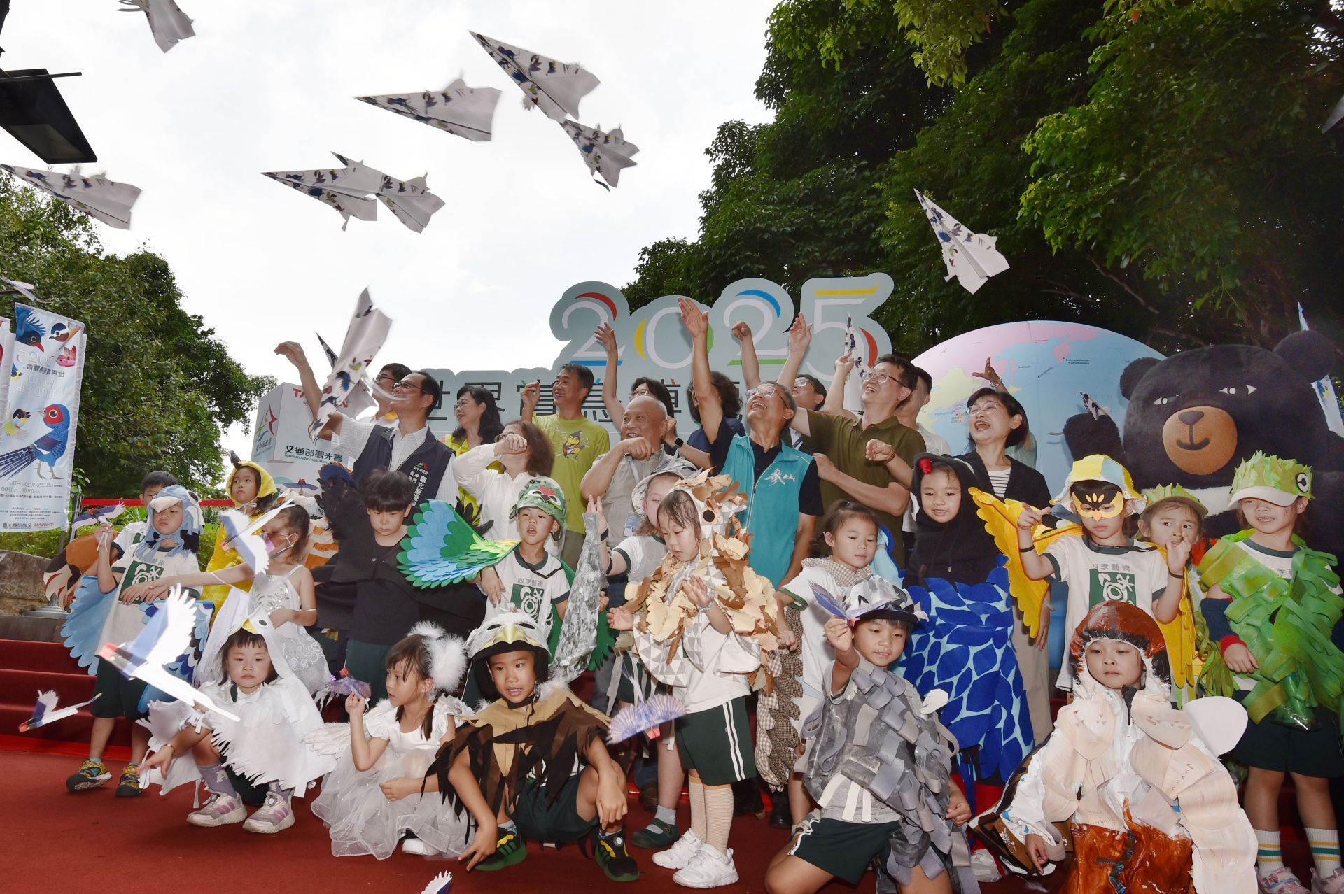 活動宣傳記者會中,變裝的幼兒園小朋友們與貴賓一起射出紙飛機,象徵與鳥兒一樣翱翔天空。(黃國峰攝)