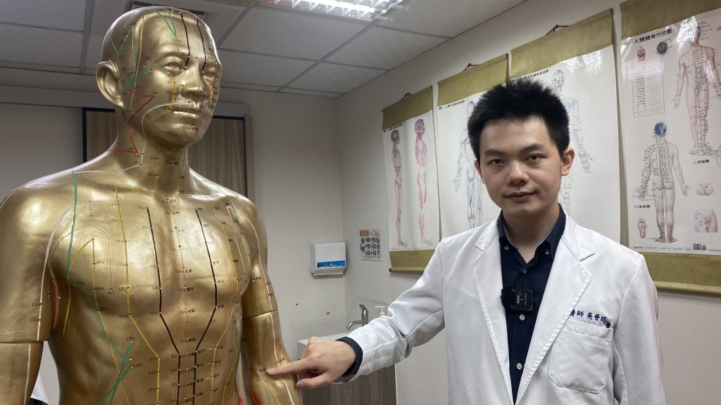 上班族常年打電腦罹患腕隧道症候群-員榮中醫針炙解病疾