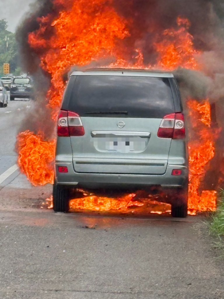 國道10號火燒車! 火勢兇猛81歲駕駛急逃生