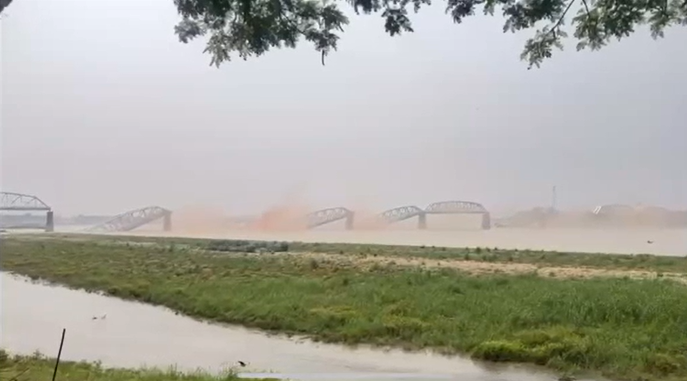 實皆跨河大橋骨牌式斷裂。翻攝自網路