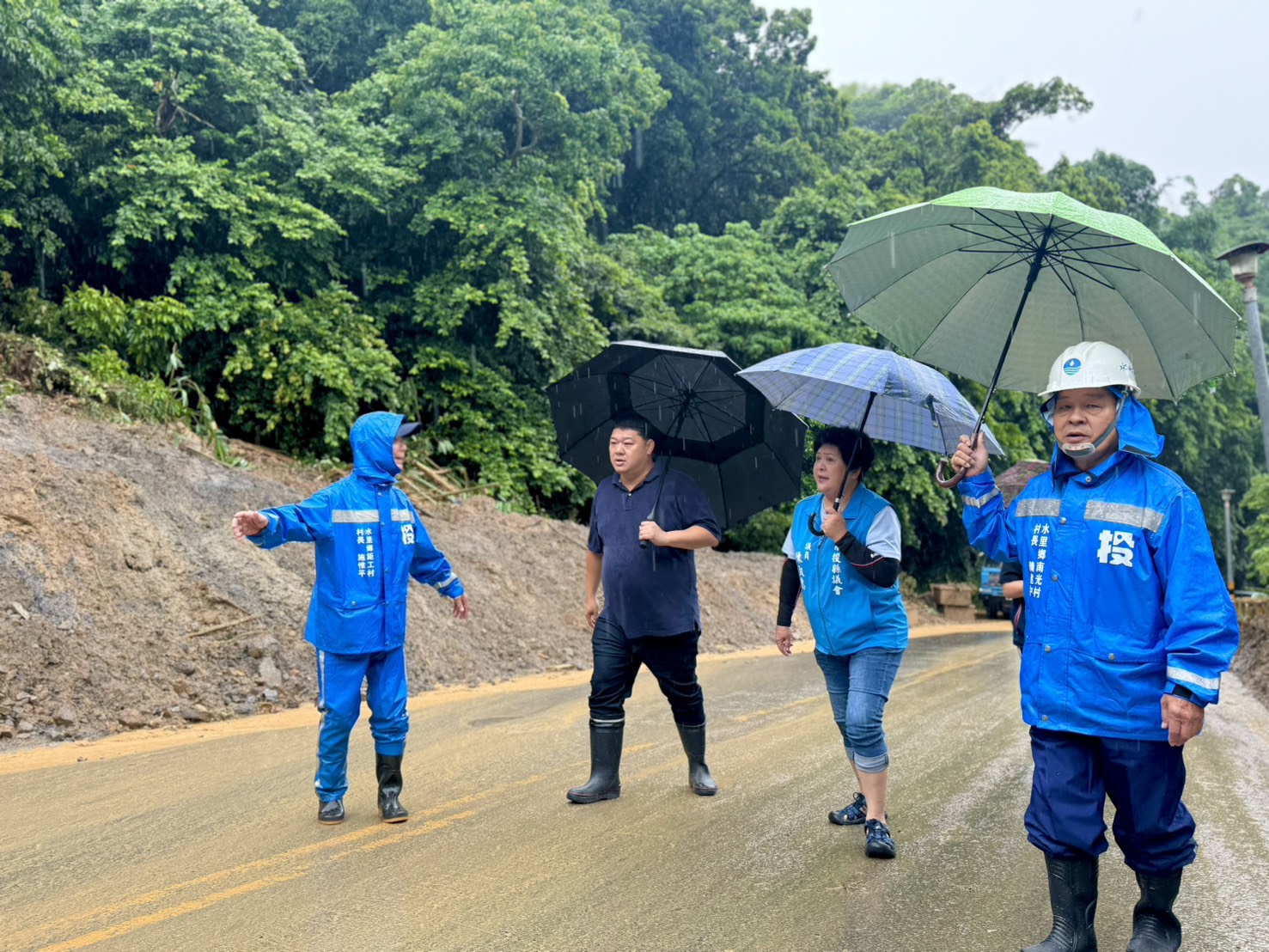 南投水里二坪路豪雨坍方逾200人受困 游顥會勘關注電塔安全與供電危機