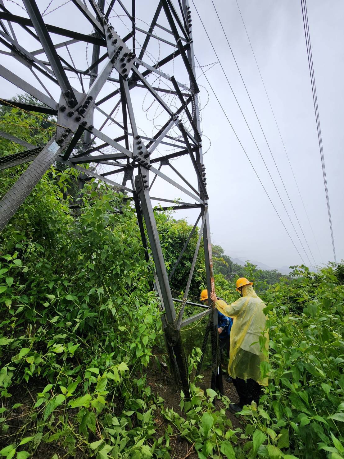 南投水里二坪路豪雨坍方逾200人受困 游顥會勘關注電塔安全與供電危機