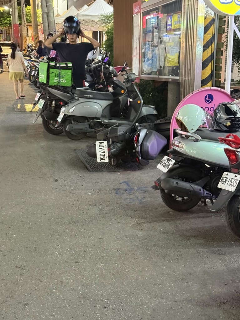 東海夜市驚傳倒車撞機車!目擊者爆料:撞完想跑、幸有停車扶正