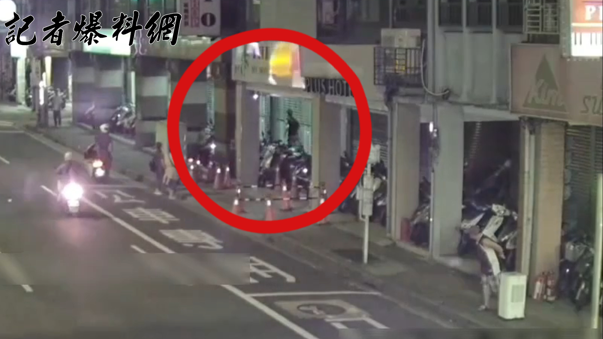 ▲梅男帶著女友逛街,一見員警靠近卻拔腿就跑,當街上演「警匪追逐戰」。(翻攝畫面)