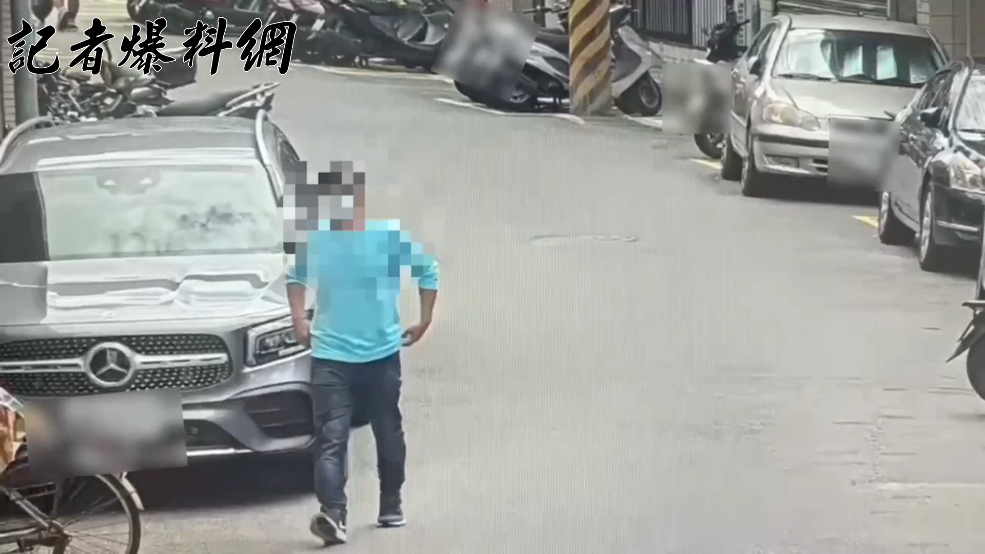▲有竊盜前科的45歲殷姓男子在案發地附近尋找犯案目標。(翻攝畫面)