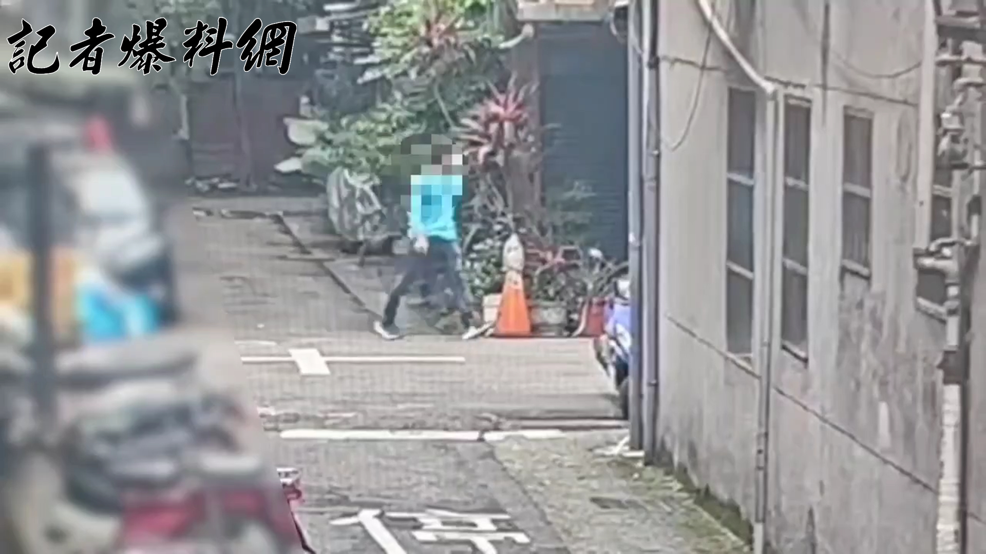▲殷男犯案得手後準備離去。(翻攝畫面)