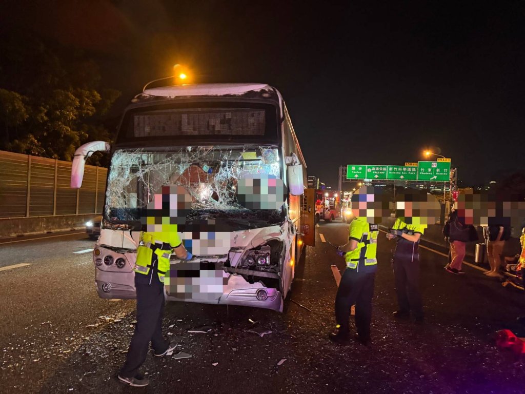 國道1號新竹路段車禍！　客運司機及1名乘客送醫