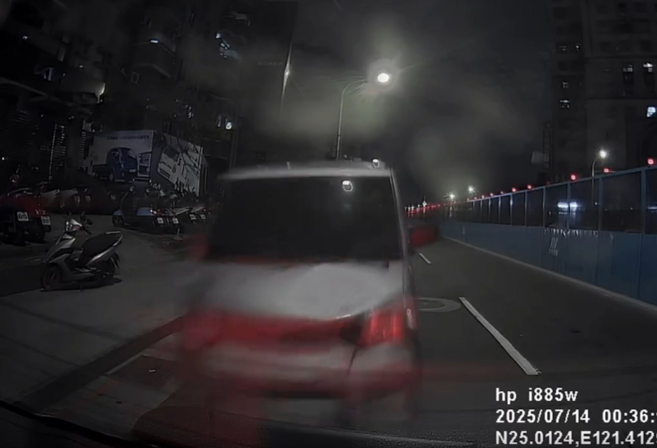 ▲遭撞多元計程車的行車紀錄器錄下整起事故過程。(翻攝畫面)