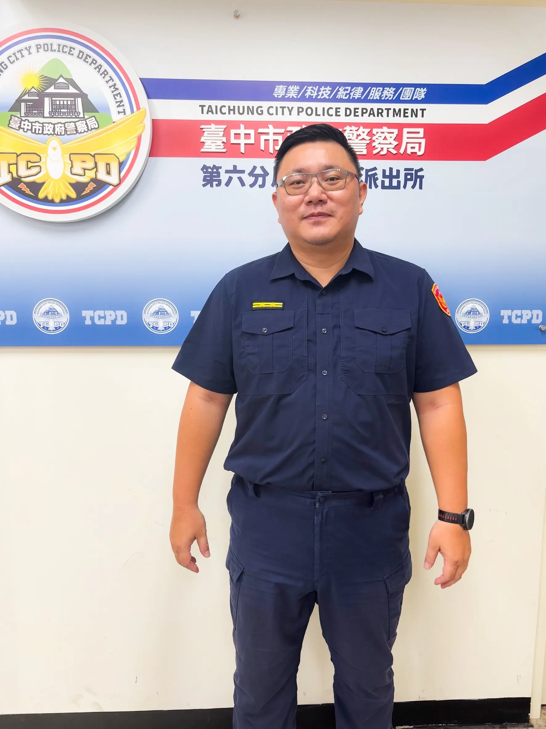 暖警雨中為車禍傷者撐傘-頭一抬想起動畫神曲眼泛淚