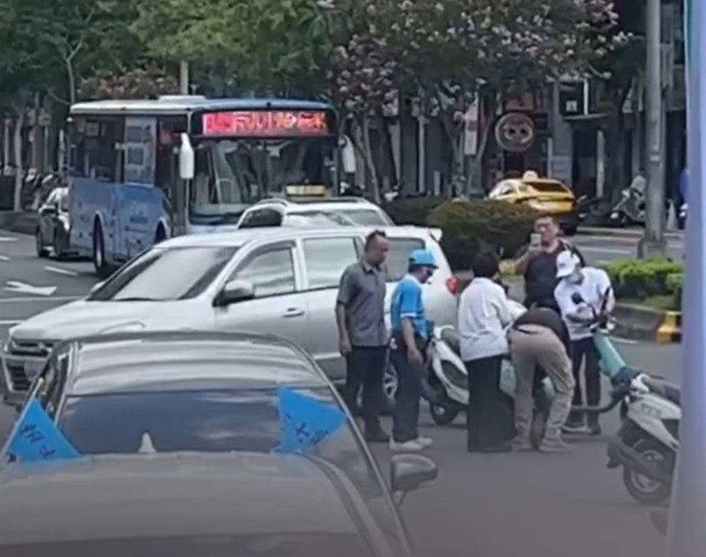 盧秀燕陪賴士葆車掃突遇車禍 秒喊「停車!」親下車關心騎士傷勢