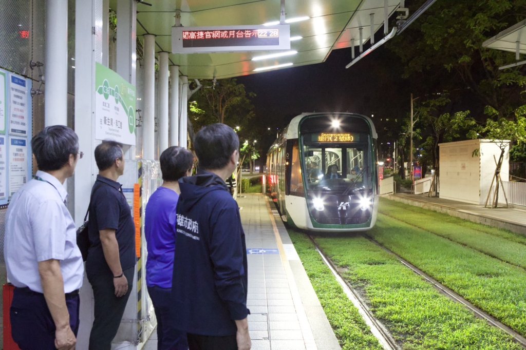 晚歸族福音!-高雄輕軌末班車延至10點半-加開八班