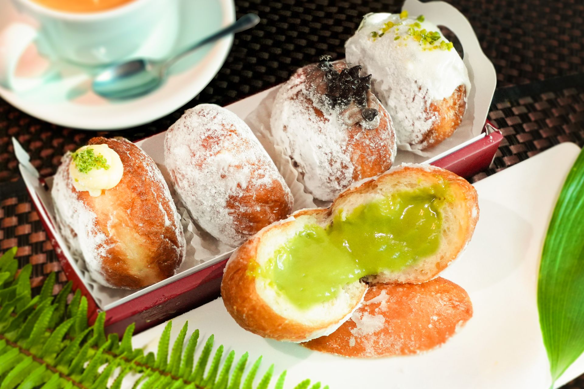 台中金典酒店推手工「生甜甜圈Donut Pop!」 爆漿系下午茶限時優惠每盒299元