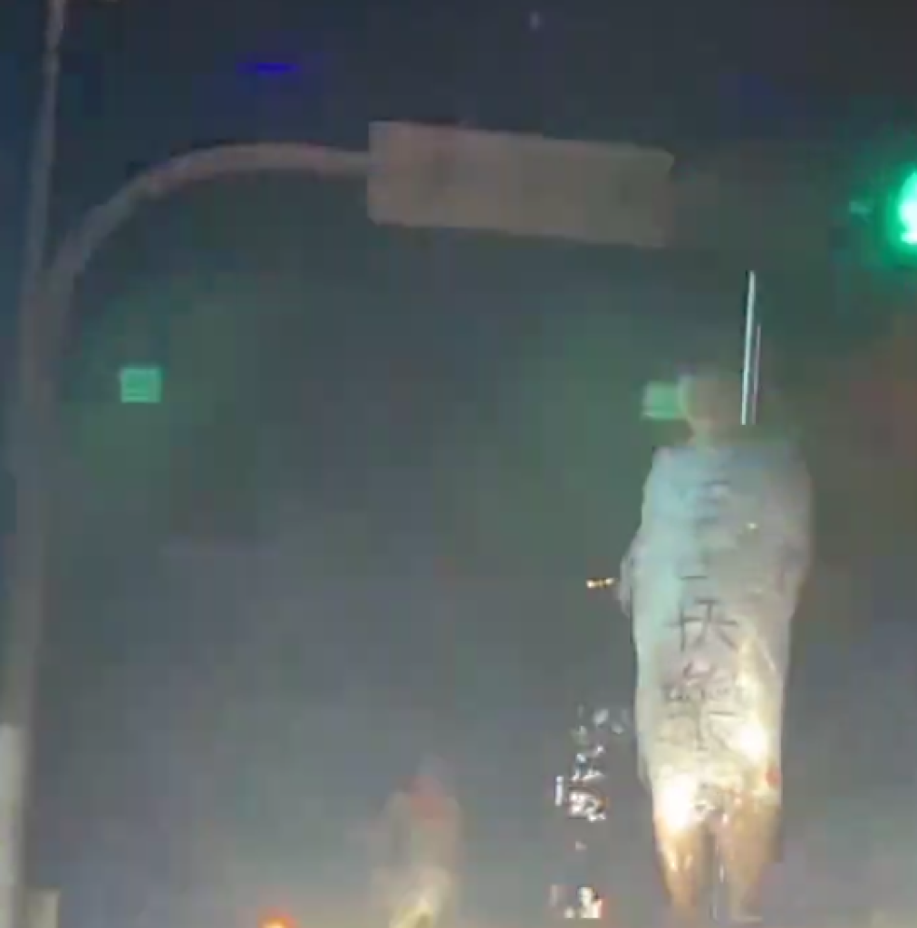 慶生還是整人?埔里男子保鮮膜綑綁車頂遊街 警方要辦了
