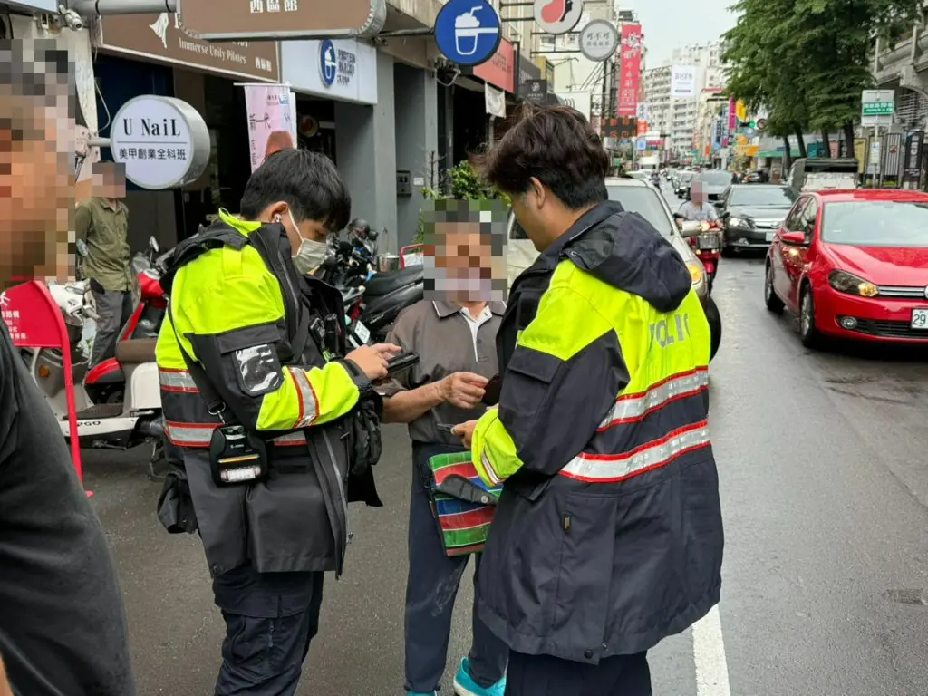 就是這裡了92歲老翁雨中暴走-重現頭文字d神場面真相超反轉