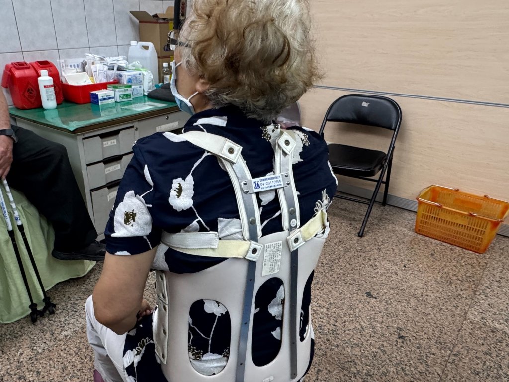 退休體育老師不甩年紀脊椎開刀-喊「我有權決定怎過日子」