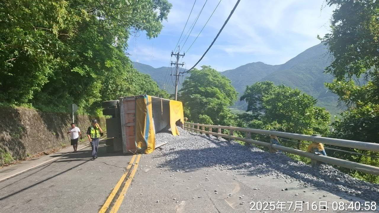▲宜蘭縣蘇花公路台9線114.6K處,今(16)日上午8時許發生1起驚險交通事故。(翻攝自《記者爆料網》群組)