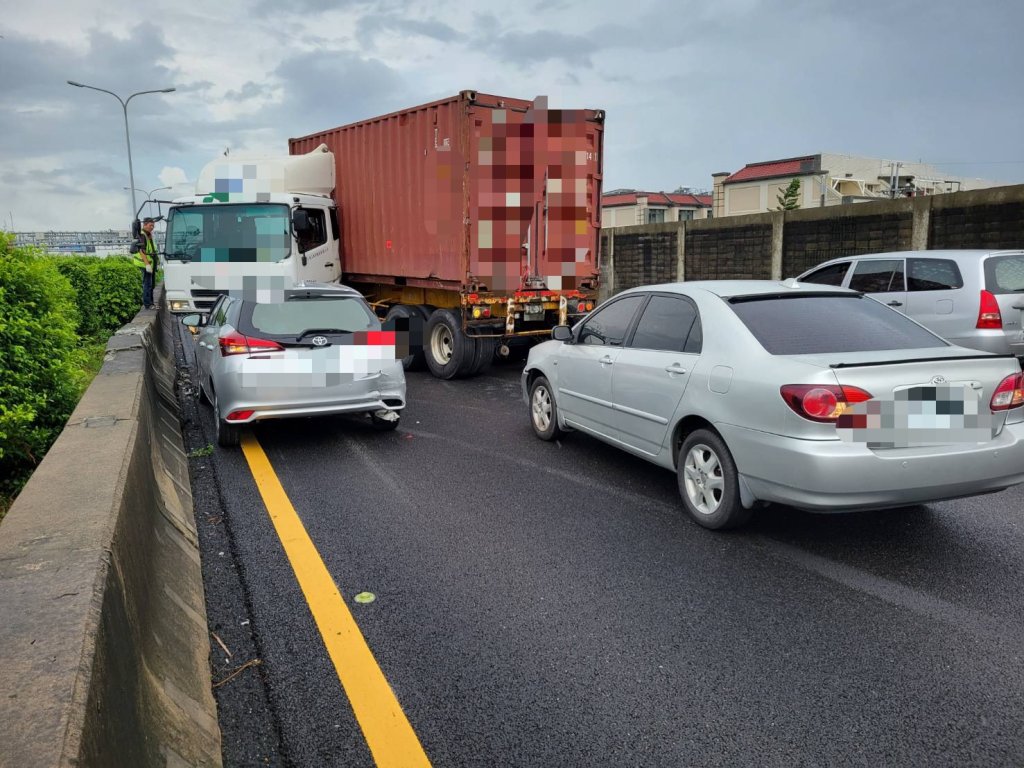 國道1號貨櫃車自撞護欄「折甘蔗」-　釀兩車追撞1人受傷