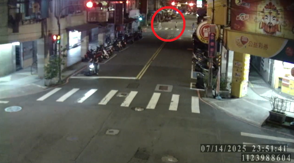 ▲洪男犯案時,正巧被下班路過員警目睹。(翻攝畫面)