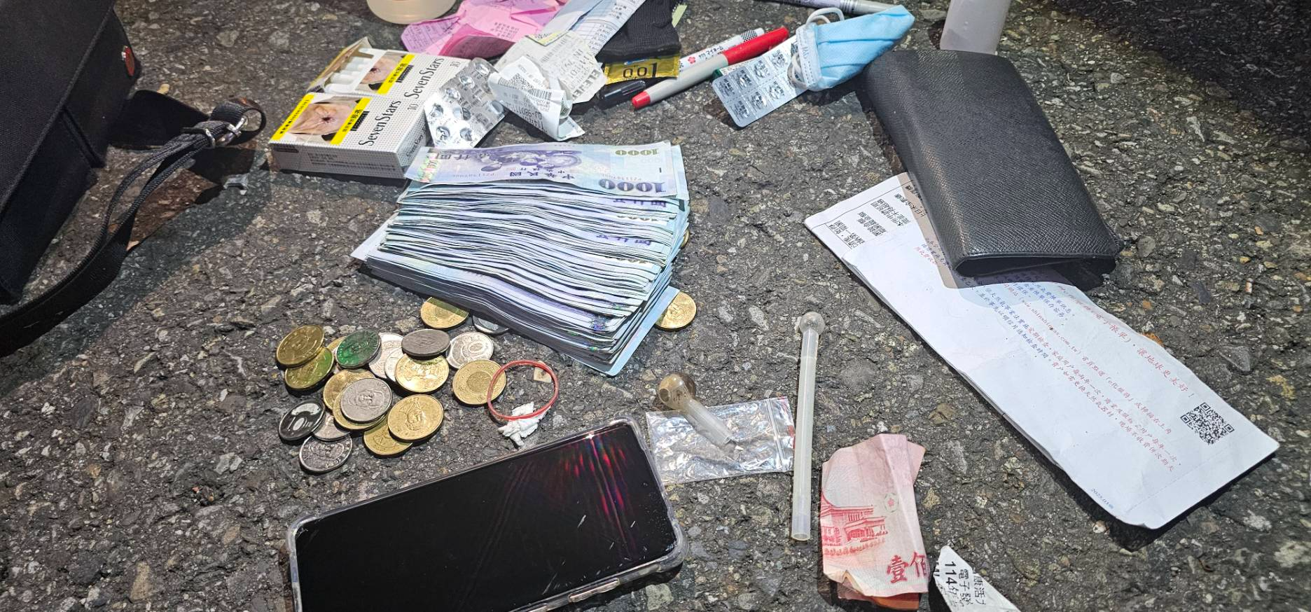 ▲警方在洪男身上起出搶奪所得現金10萬9000元、作案工具及毒品安非他命吸食器等證物。(翻攝畫面)