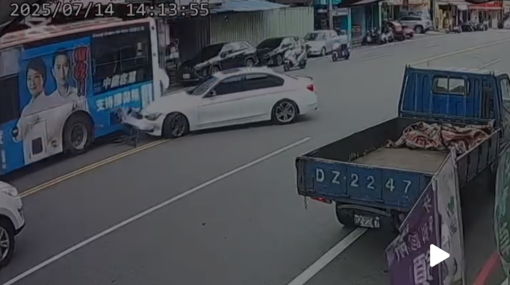 撞擊畫面曝光!台中公車與自小客車擦撞 自小客車一度駛離現場稱「一時張失措」