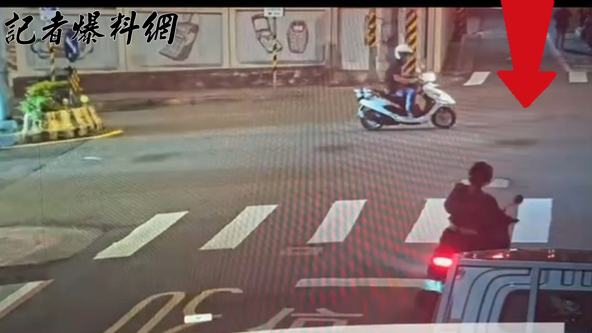 ▲郭女騎乘普通重型機車紅燈右轉,被巡邏員警逮個正著。(翻攝畫面)
