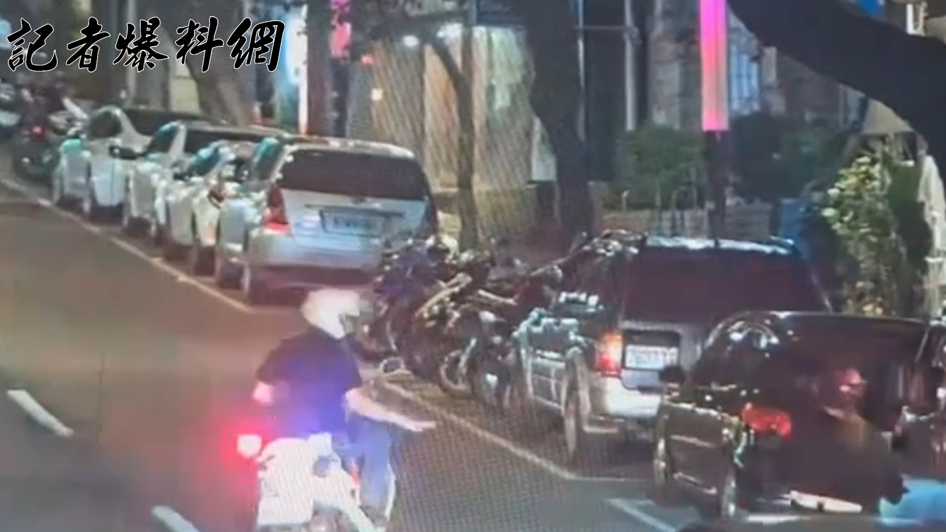 ▲員警隨即將郭女攔停盤查。(翻攝畫面)