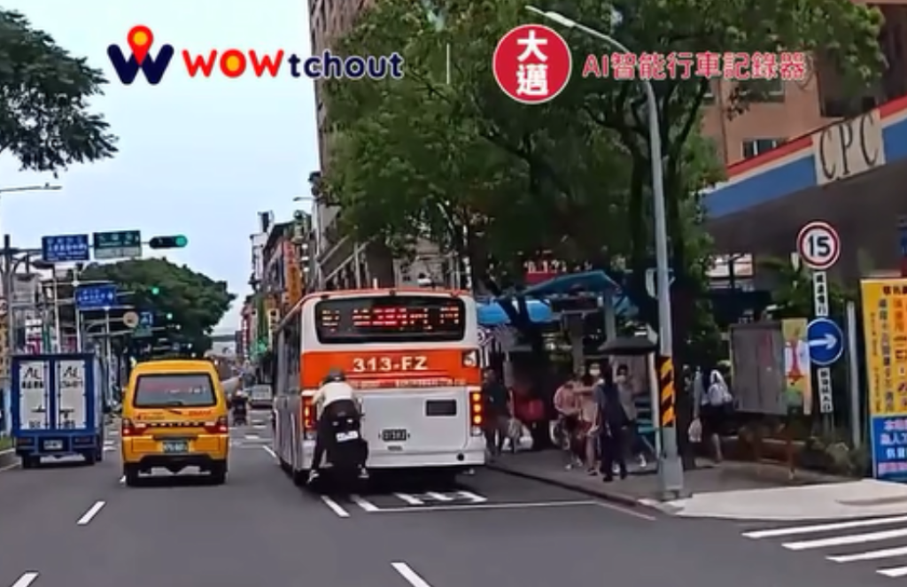 影/板橋機車蛇行「追尾」公車-網友笑:「來都來了,頂一下!」