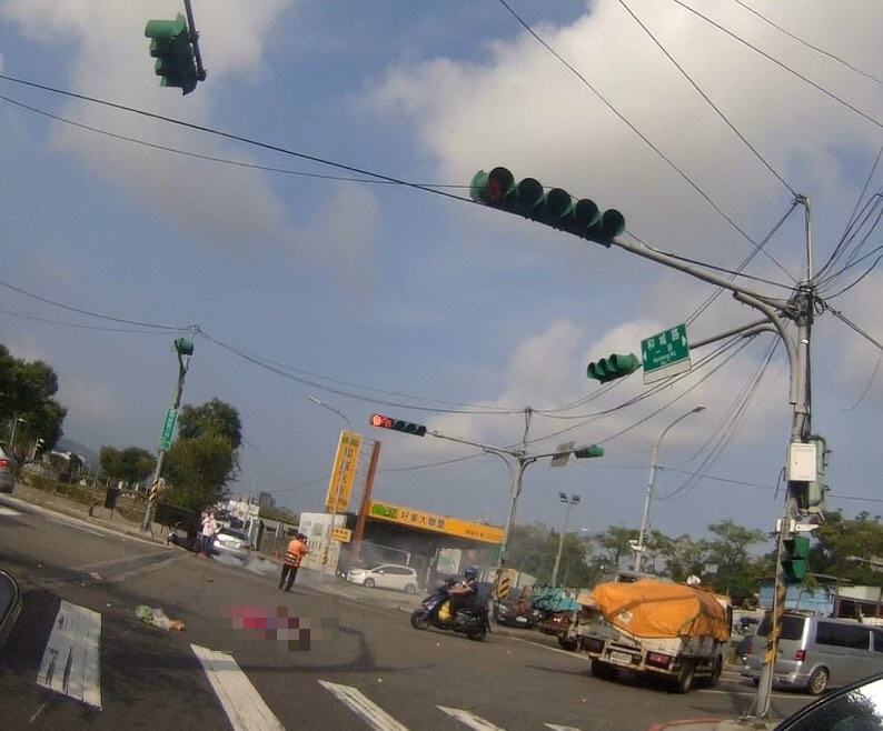 ▲沈女連人帶車倒地後被推行近20公尺,再遭車輛輾過,當場失去生命跡象,雖經緊急送醫搶救,仍因傷勢過重,家屬同意放棄急救後宣告不治。(翻攝自THREADS《alleyesonrich》)