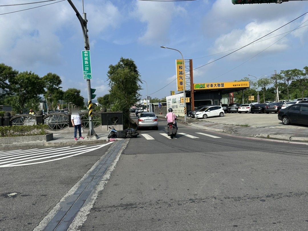 ▲▲沈女連人帶車倒地後被推行近20公尺,再遭車輛輾過,當場失去生命跡象,雖經緊急送醫搶救,仍因傷勢過重,家屬同意放棄急救後宣告不治。(翻攝畫面)