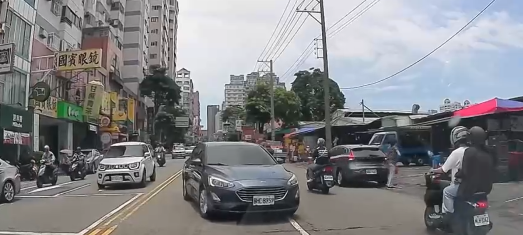 路口不打方向燈逆向左轉！　網友：台中就是厲害