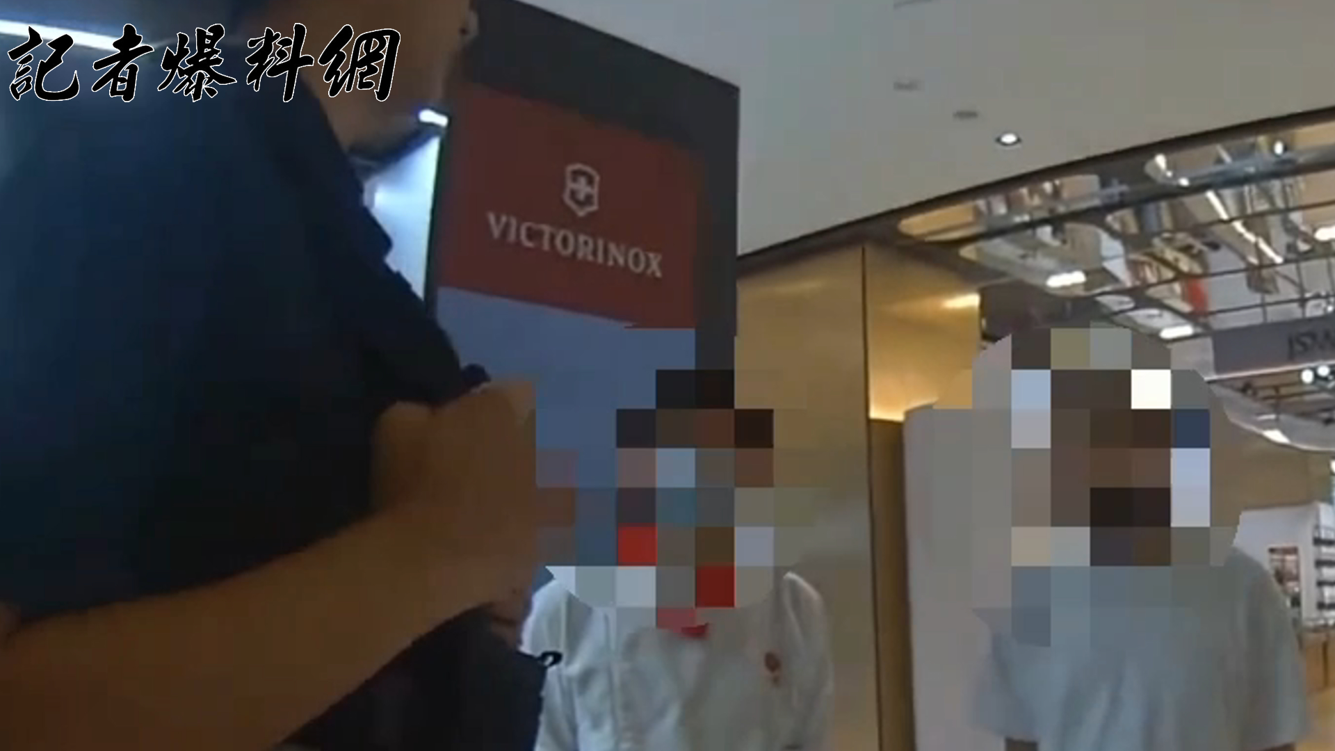▲警方到場了解情形,告知廚師陳男動手非理性行為。(翻攝畫面)