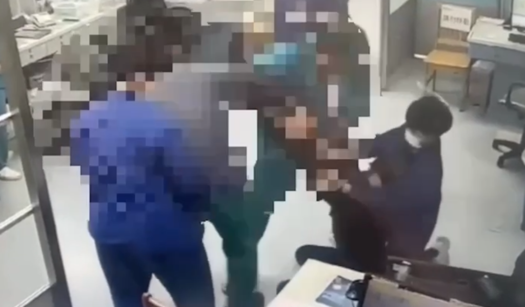 苗栗為恭醫院驚傳醫療暴力!- 病患持利剪欲攻擊醫師脖子遭護理師3秒內壓制