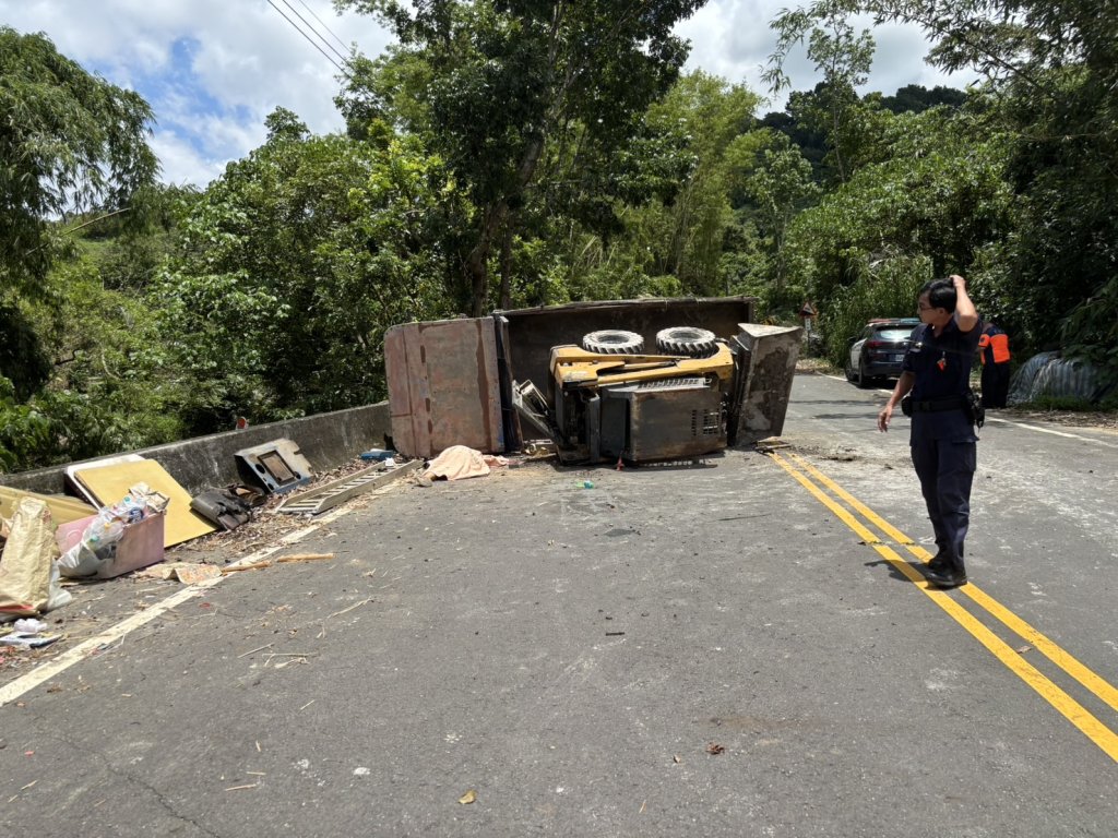 快訊/台南鐵牛車驚傳翻覆! 駕駛遭重壓「肢體變形」慘死