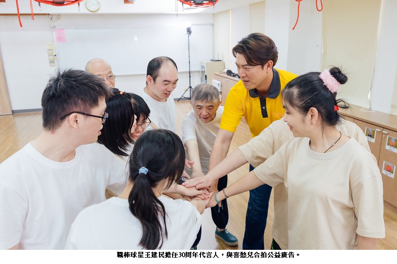 可能是 3 個人、瀏海和文字的圖像