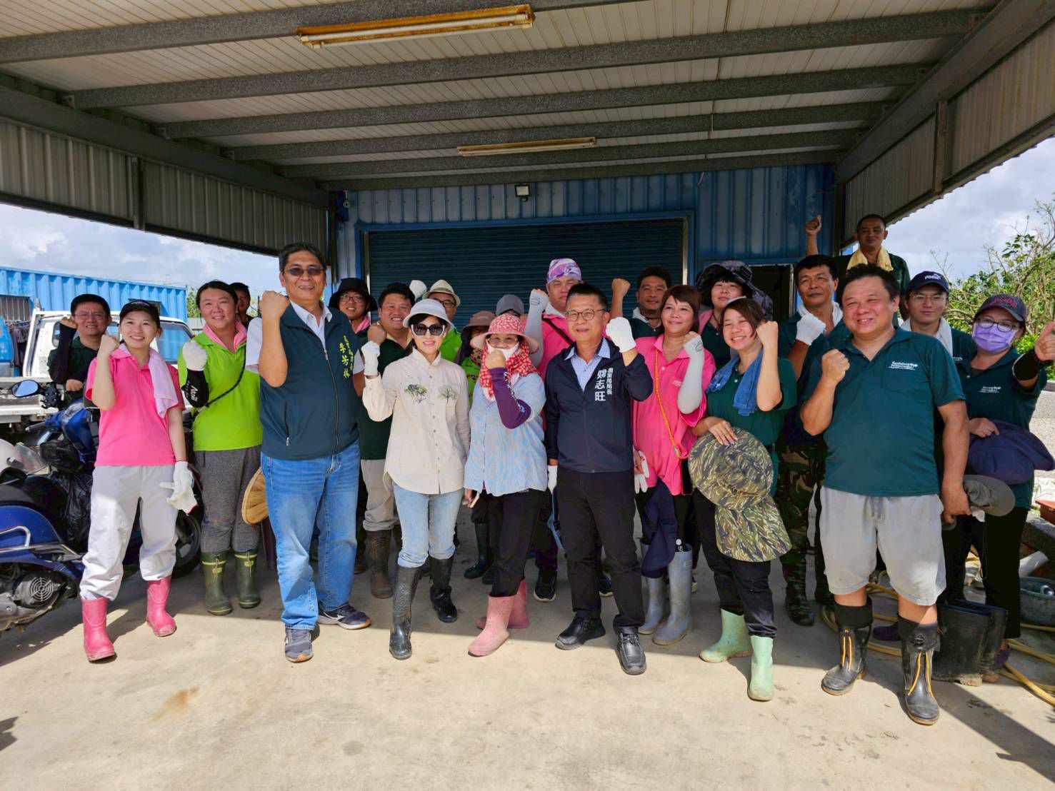 高雄青年農民北上麻豆救災 烈日下撿果助重建 農婦感動落淚